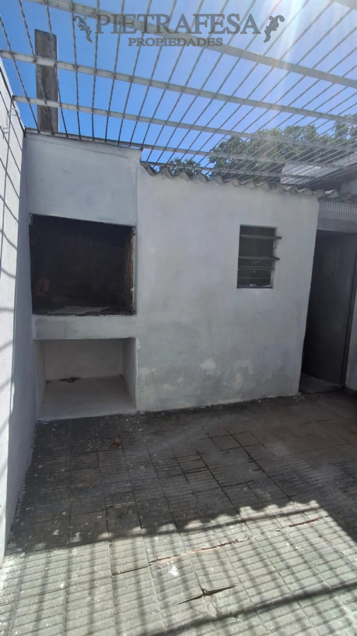 Casa ID.15170 - Casa en alquiler, 2 dormitorios, 1 baño, patio con parrillero, azotea. Prado.