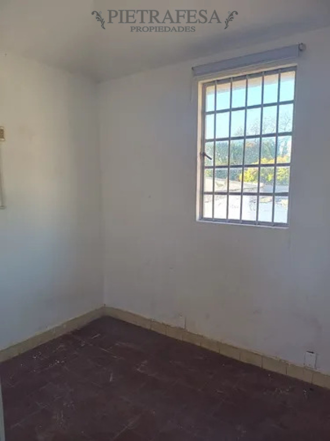 Casa ID.14576 - Casa en alquiler, 6 dormitorios, 2 baños, patio con parrillero, cocheras, azotea. Colon.