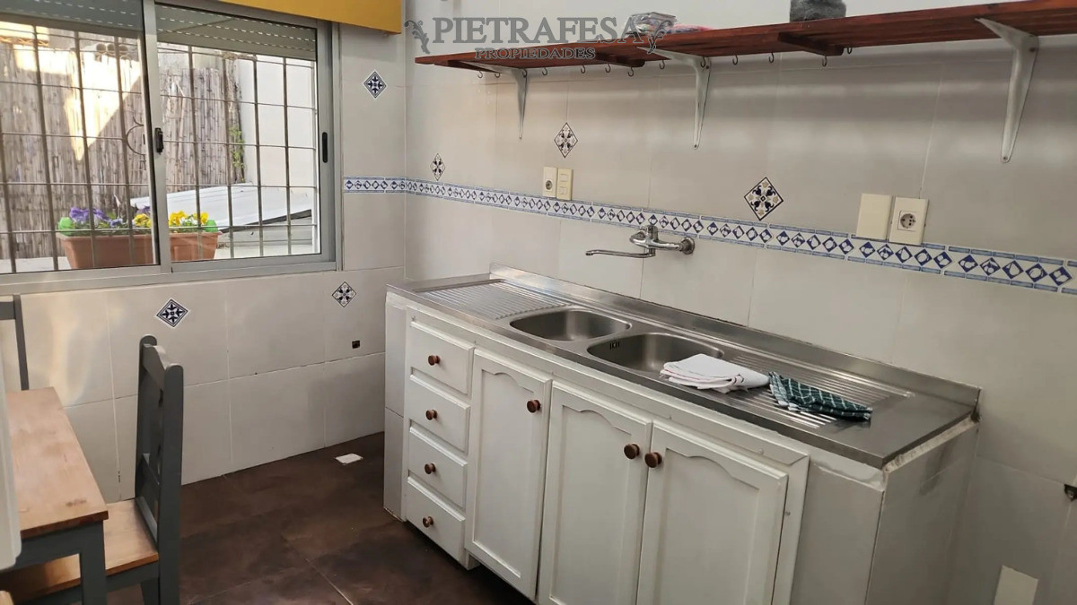 Casa ID.14532 - Casa en alquiler, 2 dormitorios, 1 baño, patio, cochera. Parque Carrasco.