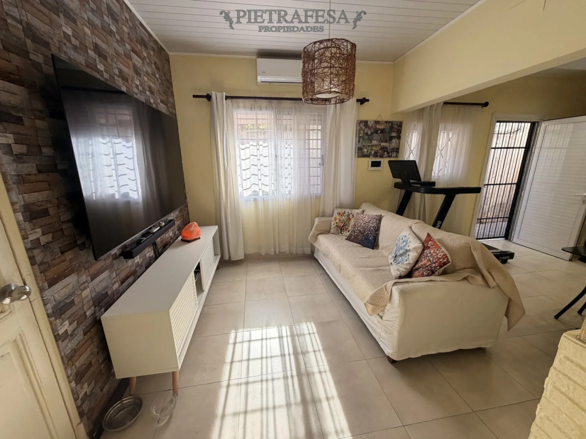 Casa ID.15660 - Casa en venta, 2 dormitorios, 1 baño, patio, garaje. La Blanqueada.