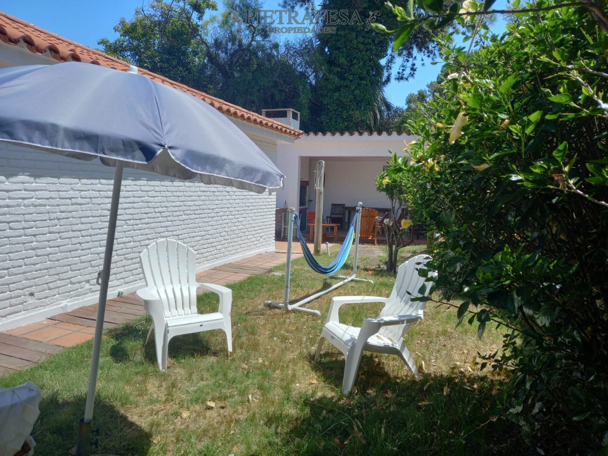 Casa ID.7345 - Casa en venta 4 dormitorios, 3 baños, fondo barbacoa y garaje-Parada 23 -Punta del Este 