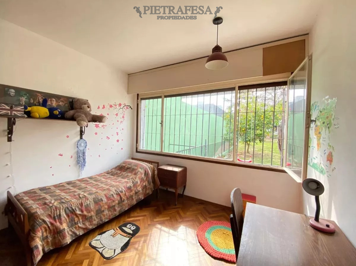Casa ID.7961 - 2 casas en venta con renta, 4 dormitorios, 3 baños, garaje y fondo- Avenida Cataluña- Parque Batlle