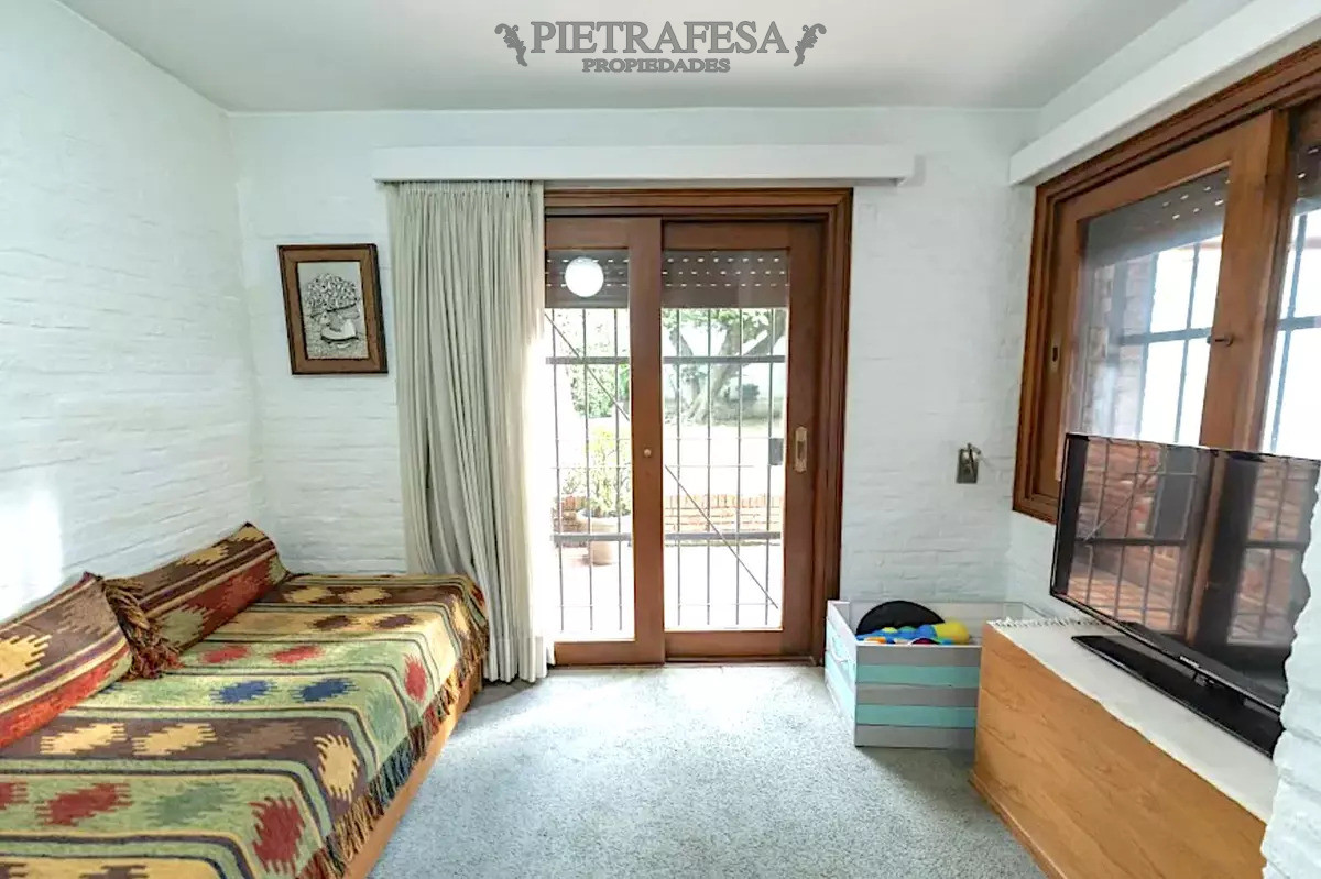 Casa ID.14081 - Casa En Punta Carretas 445m², 3 Dorm + Servicio + Escritorio, 3 Baños, 2 Gge, Fondo, Parrillero