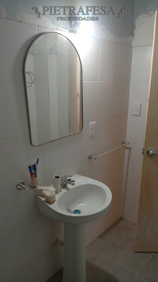 Casa ID.16020 - Casa en alquiler, 2 dormitorios, 1 baño, patio, cochera. La Teja.