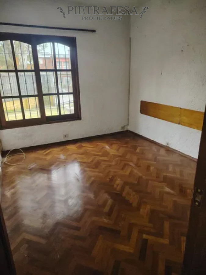 Casa ID.14080 - Casa en alquiler, 3 dormitorios, 2 baños, patio con parrillero, garaje. Carrasco.