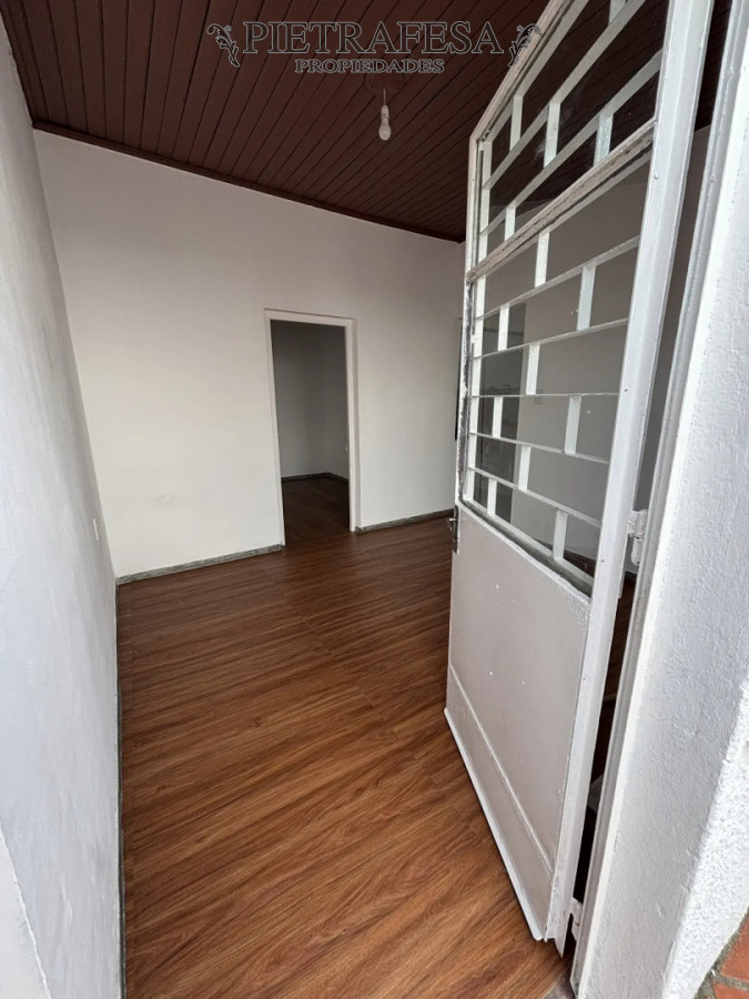 Casa ID.15818 - Casa en alquiler, 2 dormitorios, 1 baño, patio. Malvin Norte.