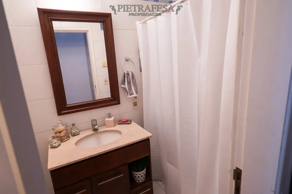 Casa ID.13859 - Gran casa en venta 4 dorm, 3 baños, fondo, garaje- Carrasco Norte 