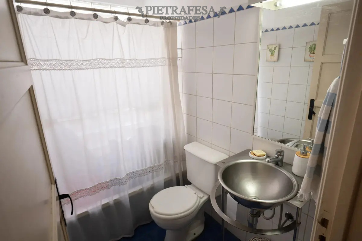 Casa ID.13859 - Gran casa en venta 4 dorm, 3 baños, fondo, garaje- Carrasco Norte 