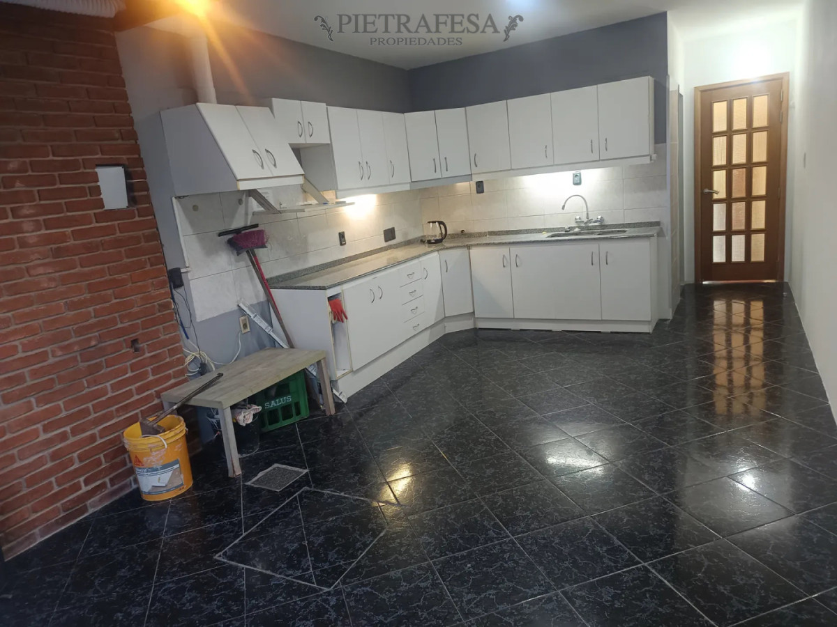 Casa ID.15746 - Casa en alquiler, 2 dormitorios, 2 baños, patio con parrillero, cochera. Brazo Oriental.