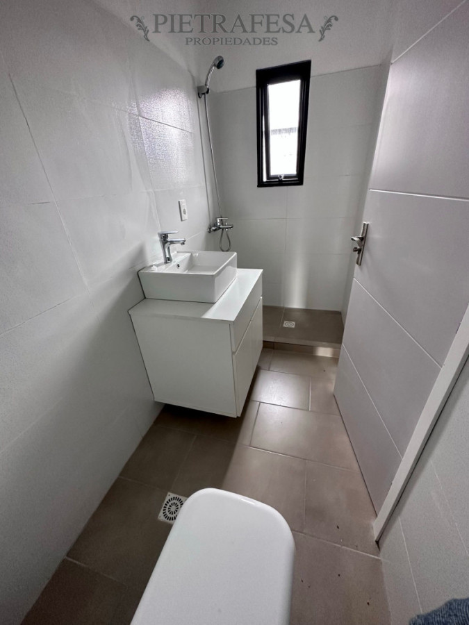 Casa ID.15347 - Casa en alquiler, 1 dormitorio, 1 baño, patio con parrillero, cochera. El Pinar.