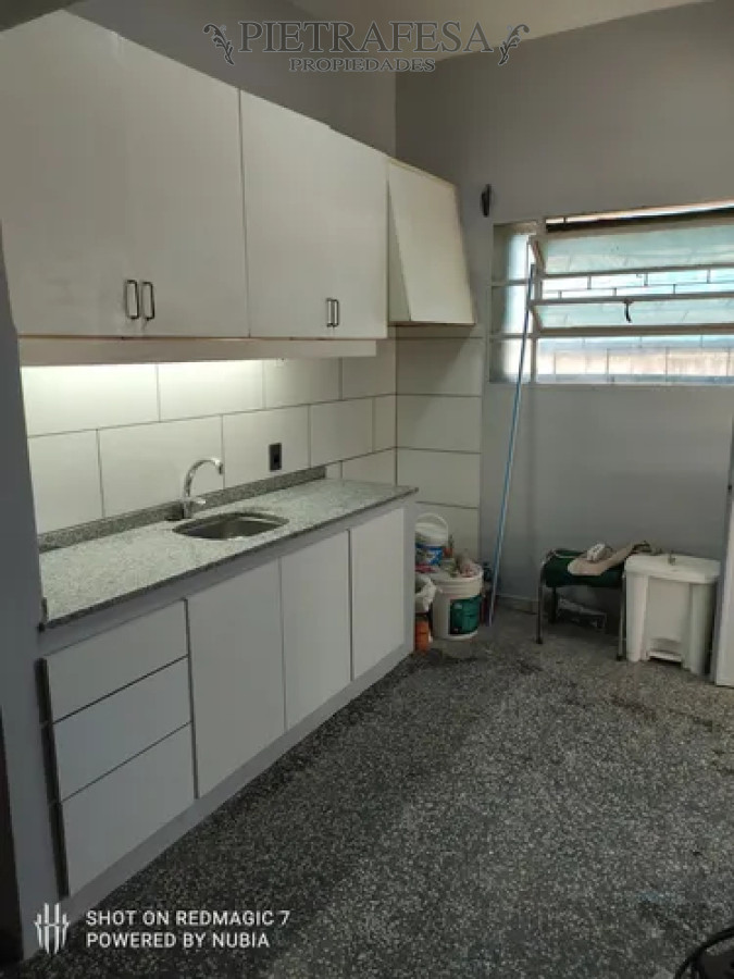 Casa ID.14497 - Casa + galpones en alquiler, 2 dormitorios, 1 baño, patio con parrillero, garaje. Bella Italia.