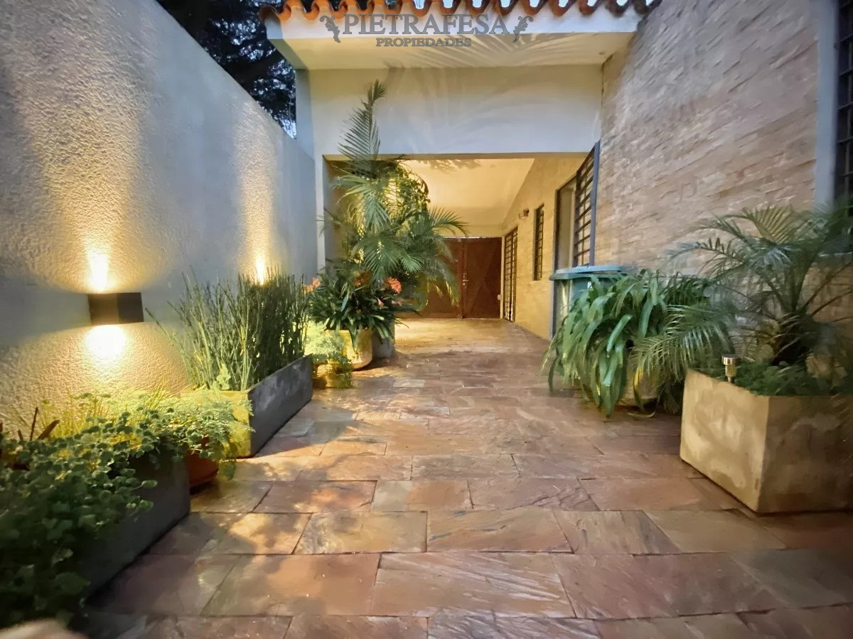 Casa ID.6238 - Casa en venta 3 dormitorios, 3 baños, fondo con barbacoa, piscina y garaje-Lancasteriana-Carrasco Norte