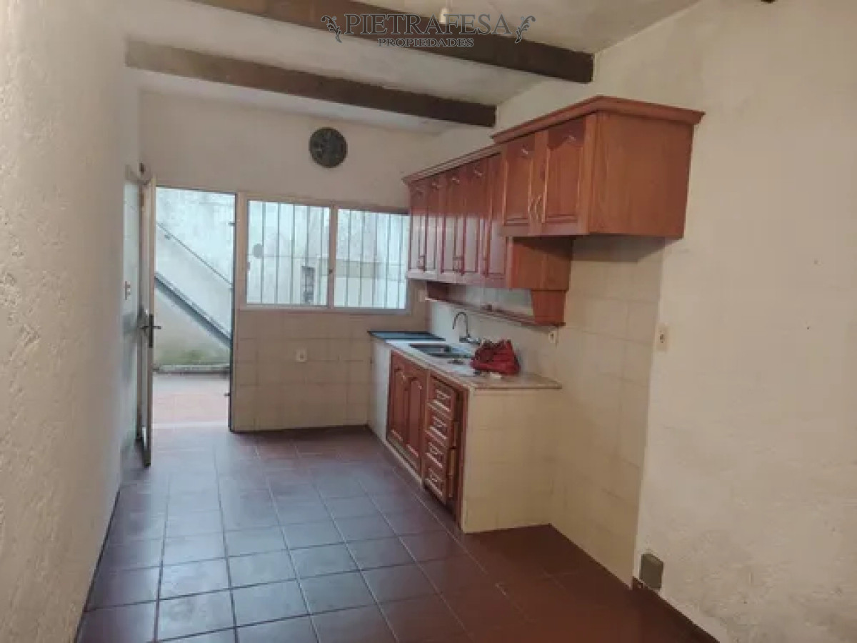 Casa ID.14080 - Casa en alquiler, 3 dormitorios, 2 baños, patio con parrillero, garaje. Carrasco.