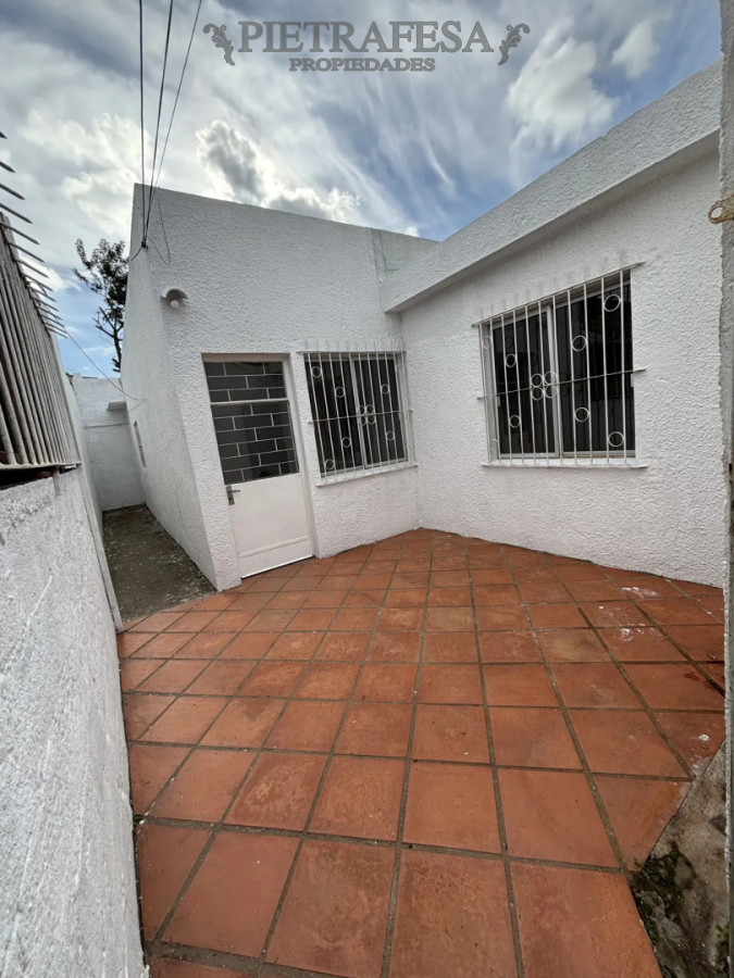 Casa ID.15818 - Casa en alquiler, 2 dormitorios, 1 baño, patio. Malvin Norte.