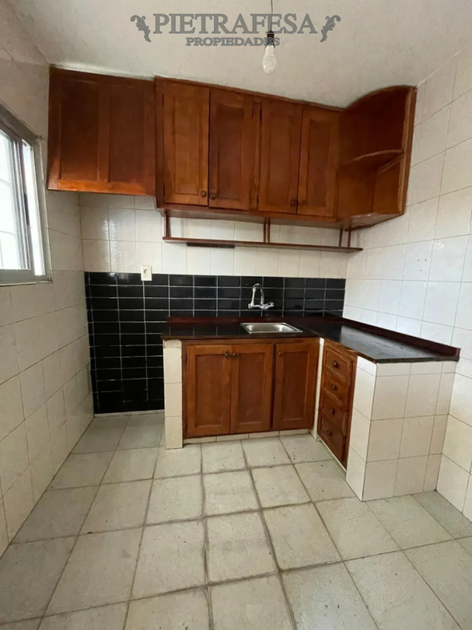 Casa ID.16116 - Casa en alquiler, 2 dormitorios, 1 baño, patio con parrillero, cochera. Buceo.