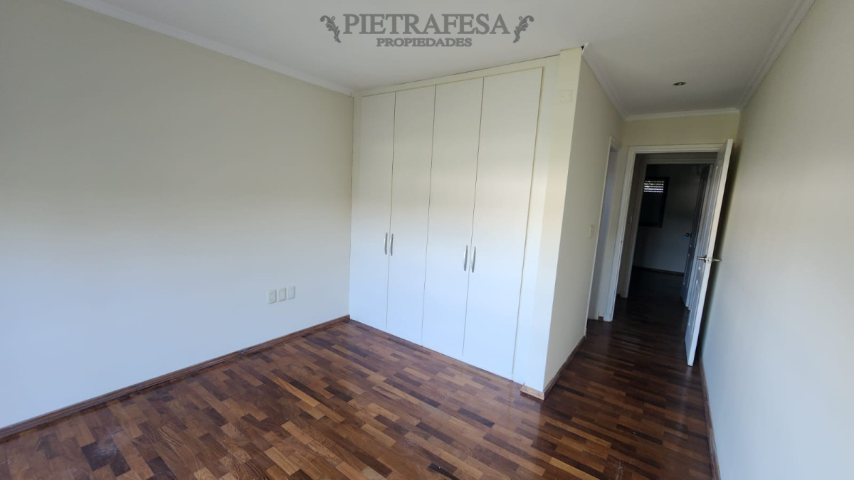 Casa ID.10442 - Casa en venta, 6 dormitorios, 5 baños, patio con parrillero, garaje. Barrio privado Carmel