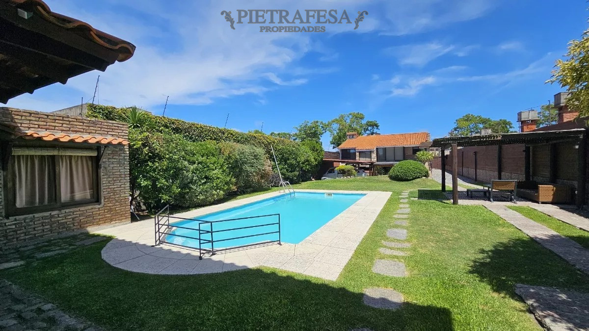 Casa ID.12647 - 2 Casas en venta,5 dormitorios, piscina, garaje-Malvin 