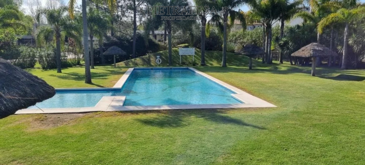 Casa ID.10442 - Casa en venta, 6 dormitorios, 5 baños, patio con parrillero, garaje. Barrio privado Carmel