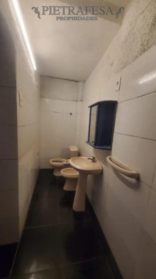 Casa ID.13609 - Casa en venta con renta 4 dormitorios, 1 baño, patio-Aguada