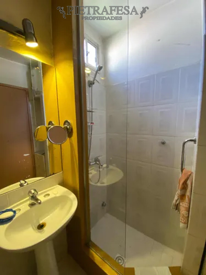 Casa ID.14069 - Casa en alquiler, 2 dormitorios, 1 baño, patio con parrillero. Jardines del Hipodromo.