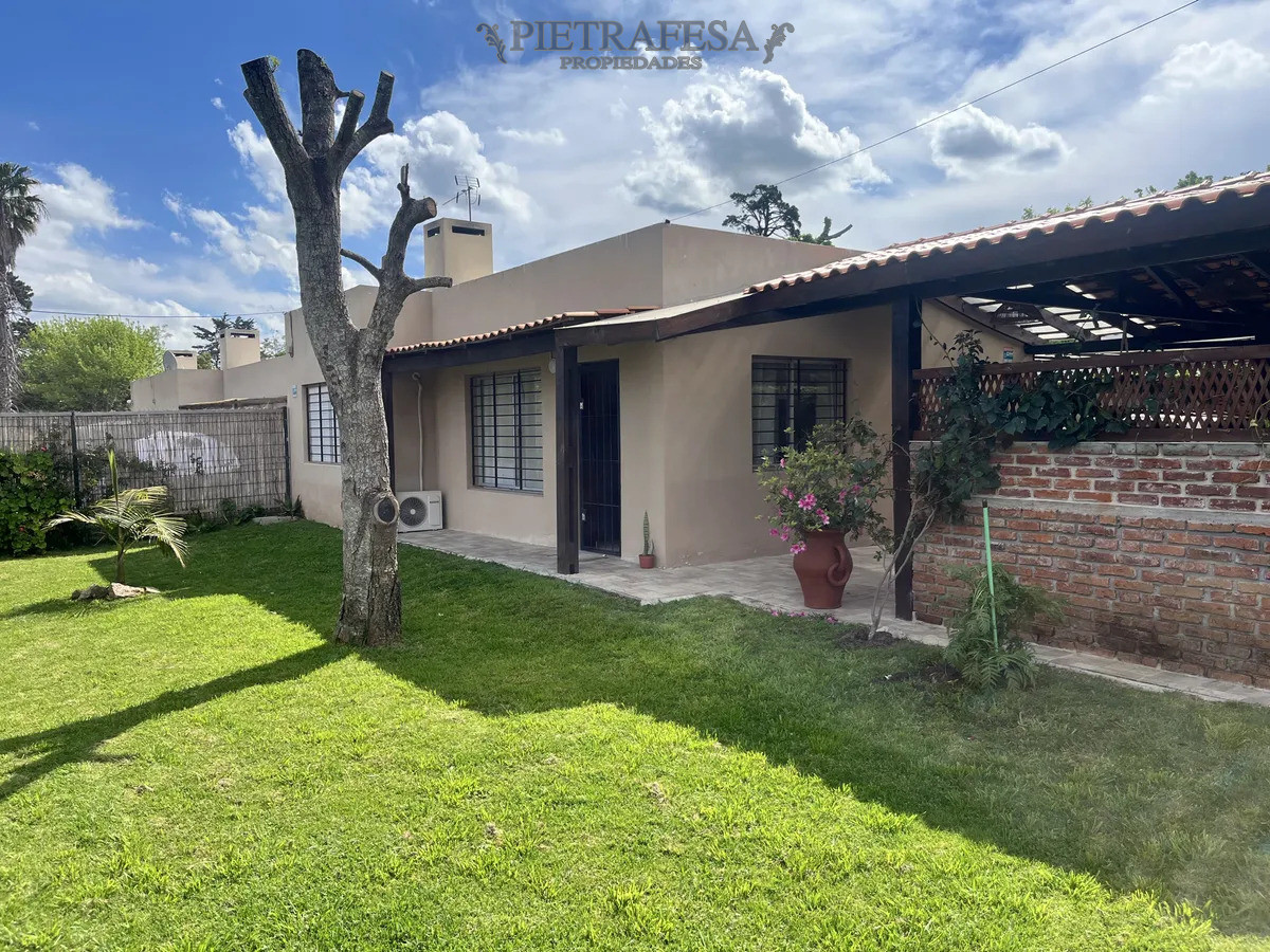 Casa ID.15022 - Casa en venta, 2 dormitorios, 1 baño, patio con parrillero, cochera. Solymar.