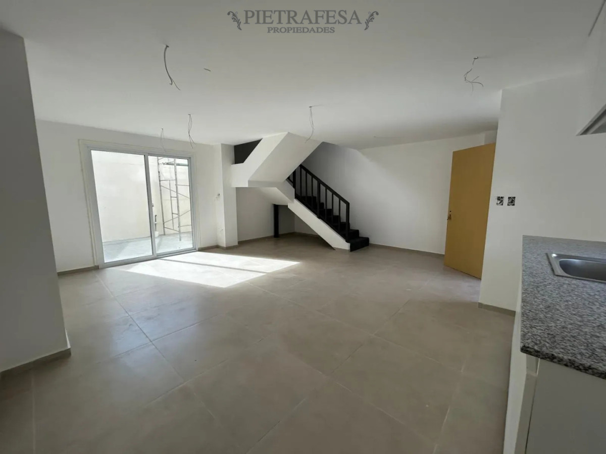 Casa ID.15619 - Casa duplex en alquiler, 2 dormitorios, 1 baño, patio, cochera. Malvin Norte.