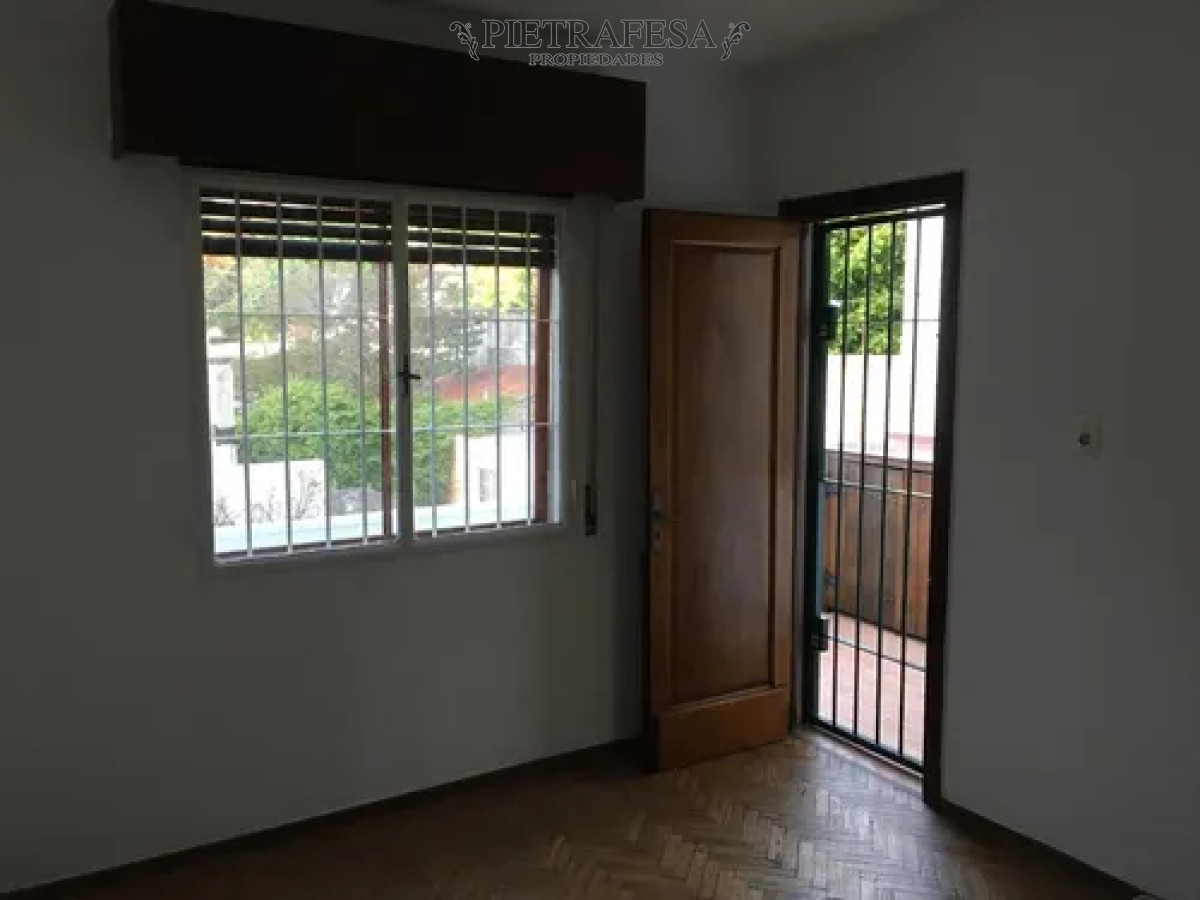 Casa ID.13890 - Casa en alquiler, 2 dormitorios, 1 baño. PH de altos, sin gastos comunes. Malvin.