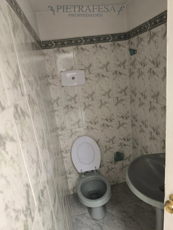 Casa ID.14985 - Casa en alquiler, 4 dormitorios, 2 baños, balcón. Centro.