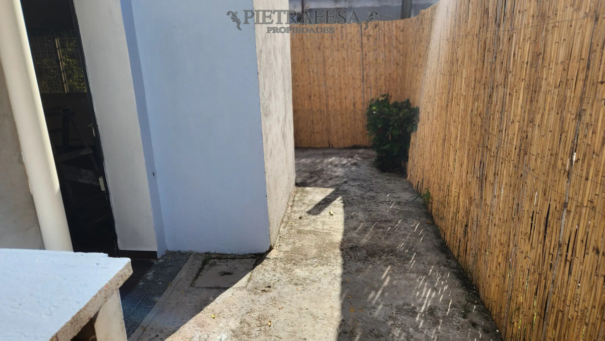 Casa ID.14532 - Casa en alquiler, 2 dormitorios, 1 baño, patio, cochera. Parque Carrasco.