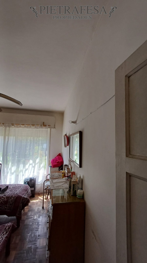 Casa ID.14999 - 2 Casas en venta, 4 dormitorios, 1 baño, patio, Malvin Norte.