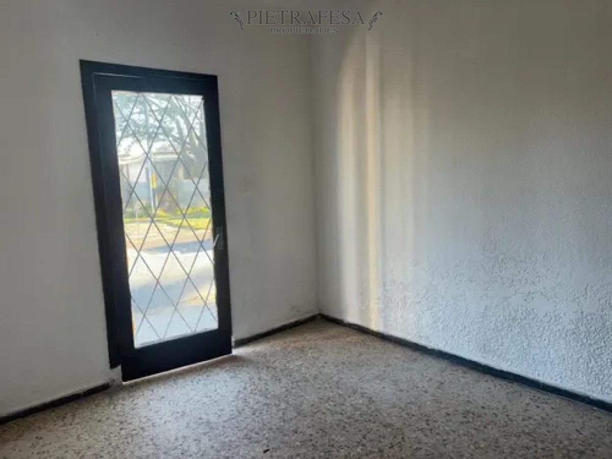 Casa ID.14120 - Casa en alquiler, 2 dormitorios, 1 baño, patio. Colon.