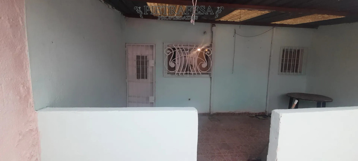 Casa ID.16000 - Casa en alquiler, 2 dormitorios, 1 baño, patio. Capurro.