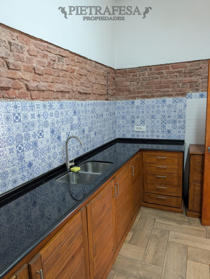 Casa ID.15156 - Gran casa en alquiler, 4 dormitorios, 2 baños, patio con parrillero, cochera. La Blanqueada.