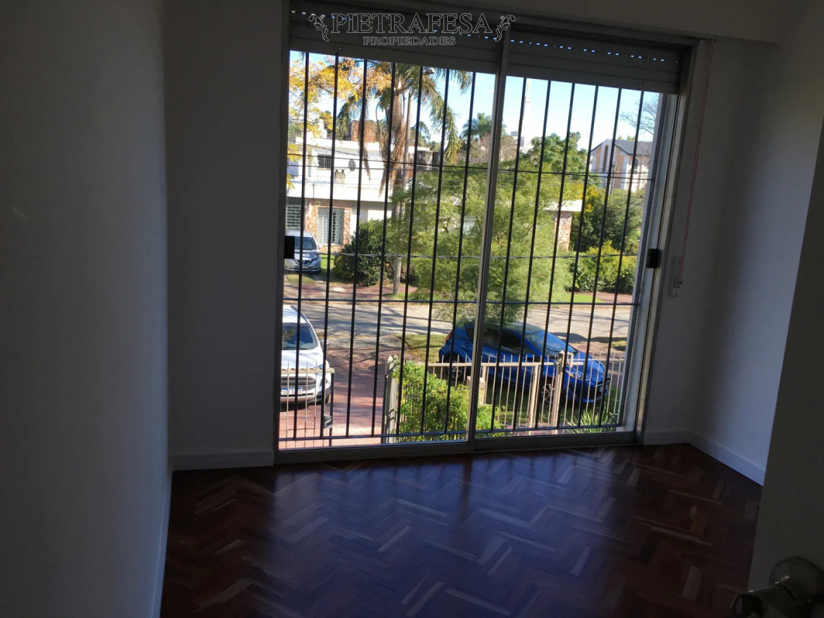 Casa ID.15721 - Casa en alquiler, 4 dormitorios, 2 baños, patio con parrillero, garaje. Carrasco.