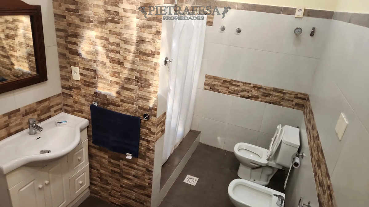 Casa ID.14532 - Casa en alquiler, 2 dormitorios, 1 baño, patio, cochera. Parque Carrasco.