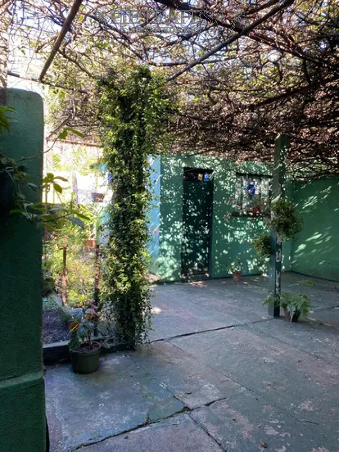 Casa ID.14069 - Casa en alquiler, 2 dormitorios, 1 baño, patio con parrillero. Jardines del Hipodromo.
