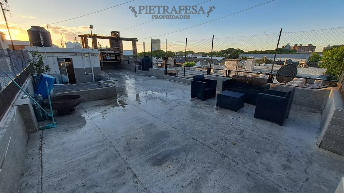 Casa ID.15018 - Casa en venta, 4 dormitorios, 2 baños, terraza con parrillero. Bella Vista.