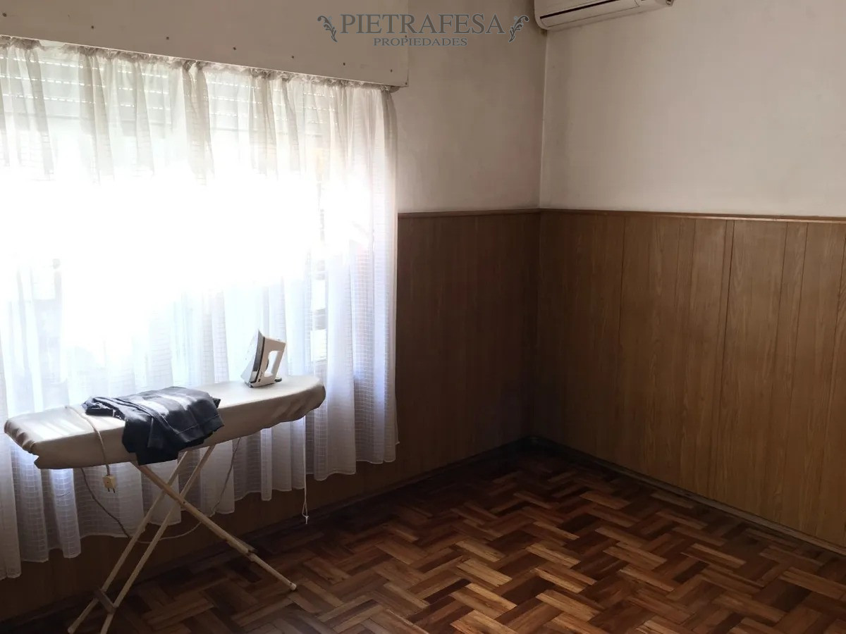 Casa ID.1424 - Casa en venta con renta 4 dormitorios 2 baños con garaje y patio- Av. San Martín - Cerrito