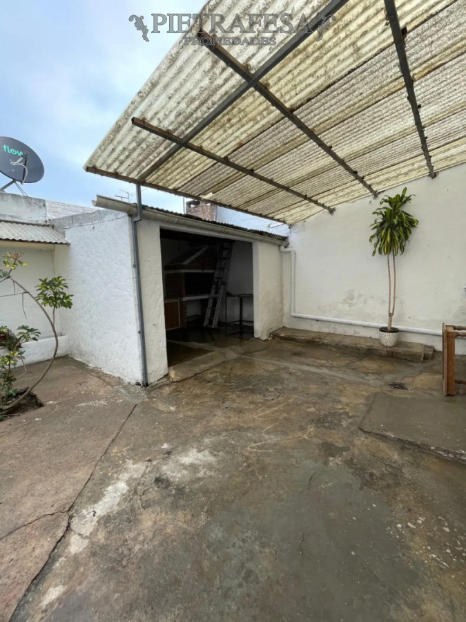 Casa ID.16116 - Casa en alquiler, 2 dormitorios, 1 baño, patio con parrillero, cochera. Buceo.