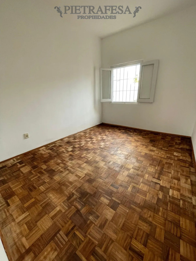Casa ID.16116 - Casa en alquiler, 2 dormitorios, 1 baño, patio con parrillero, cochera. Buceo.