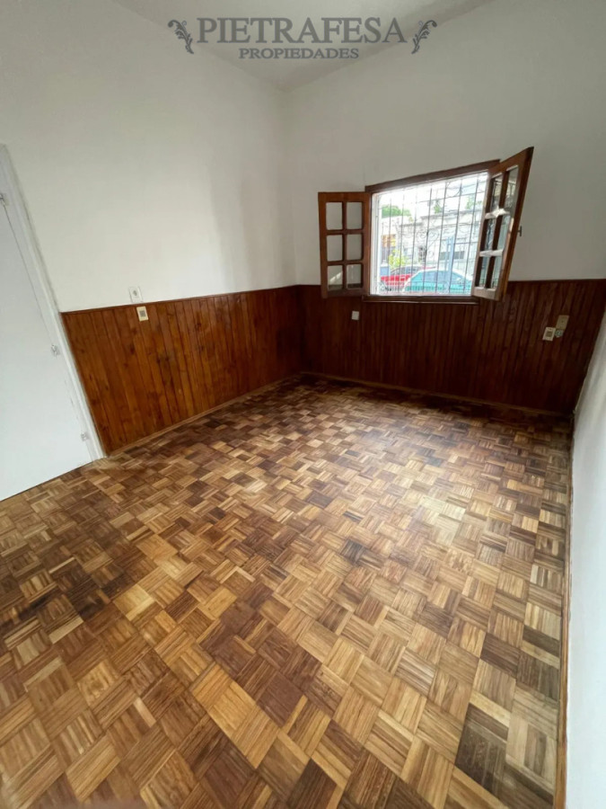 Casa ID.16116 - Casa en alquiler, 2 dormitorios, 1 baño, patio con parrillero, cochera. Buceo.