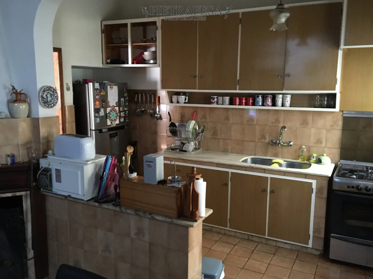 Casa ID.1424 - Casa en venta con renta 4 dormitorios 2 baños con garaje y patio- Av. San Martín - Cerrito