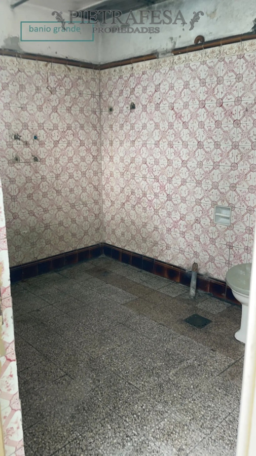 Casa ID.4989 - Casa en venta mas local, 5 dormitorios, 2 baños- AV. Uruguay - Centro