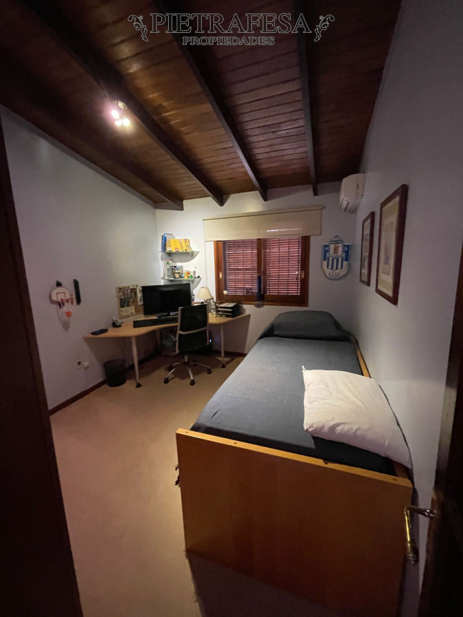 Casa ID.10966 - Casa a la venta, 4 dormitorios, 3 baños, patio, terraza con jacuzzi, garaje 3 autos - Pocitos