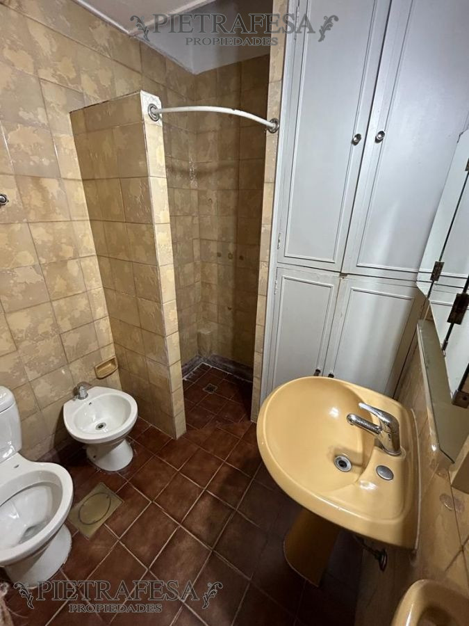 Casa ID.6836 - Casa en venta con renta 2 dormitorios, 2 baños, patio y cochera- General Flores- Brazo Oriental