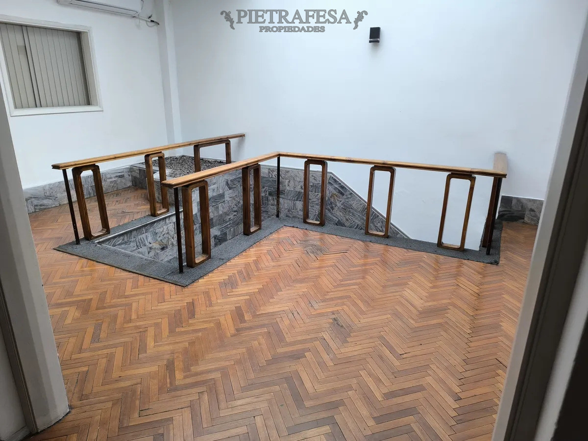 Casa ID.14985 - Casa en alquiler, 4 dormitorios, 2 baños, balcón. Centro.