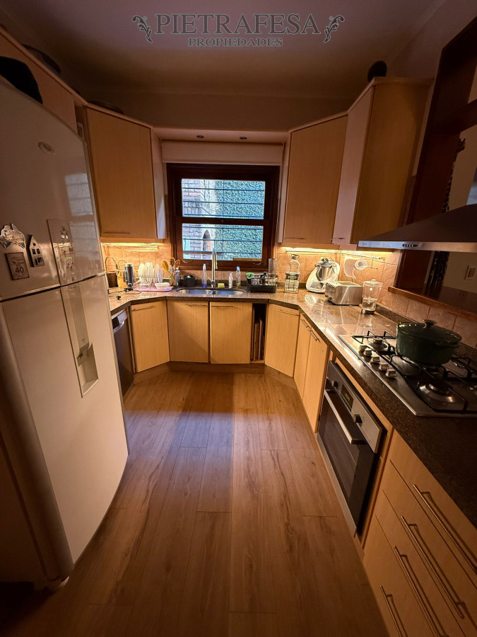 Casa ID.10966 - Casa a la venta, 4 dormitorios, 3 baños, patio, terraza con jacuzzi, garaje 3 autos - Pocitos