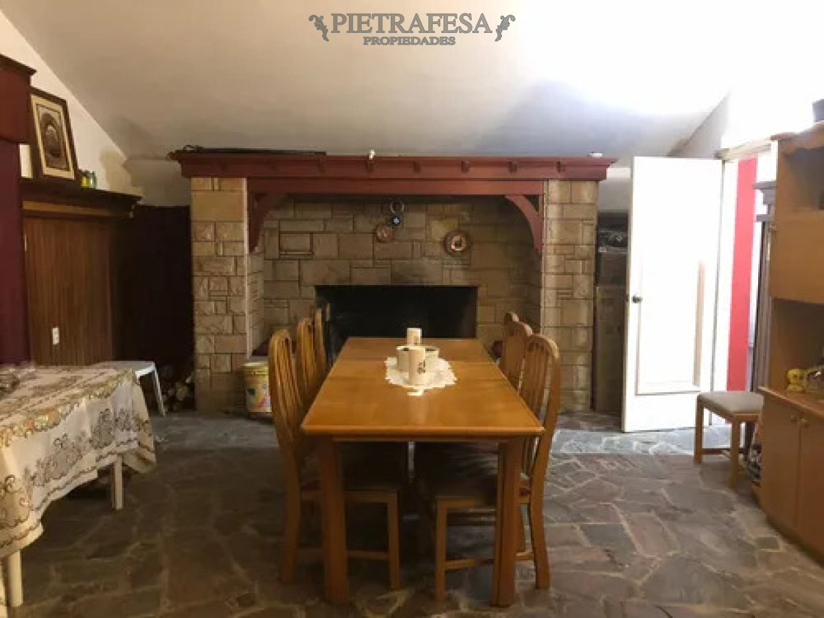 Casa ID.14556 - Casa en alquiler, 4 dormitorios, 2 baños, cochera, parrillero. Colon.