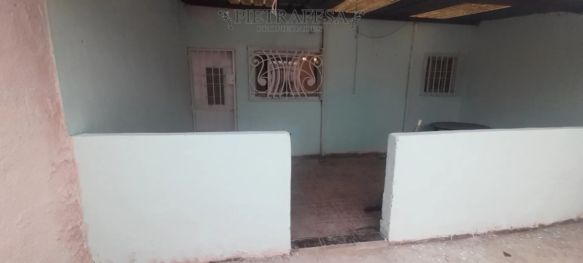 Casa ID.16000 - Casa en alquiler, 2 dormitorios, 1 baño, patio. Capurro.