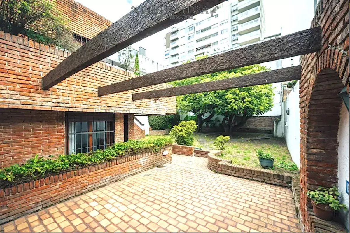 Casa ID.14081 - Casa En Punta Carretas 445m², 3 Dorm + Servicio + Escritorio, 3 Baños, 2 Gge, Fondo, Parrillero